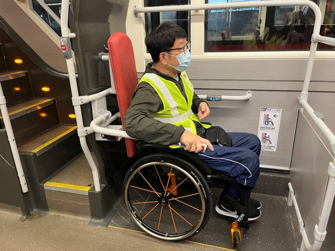 【九巴加裝活動扶手】方便輪椅及電動輪椅上落